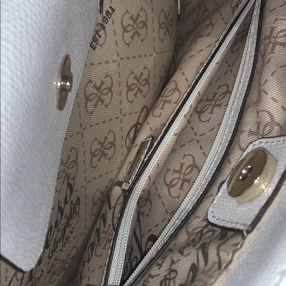 Guess purse - Picture 3 of 3